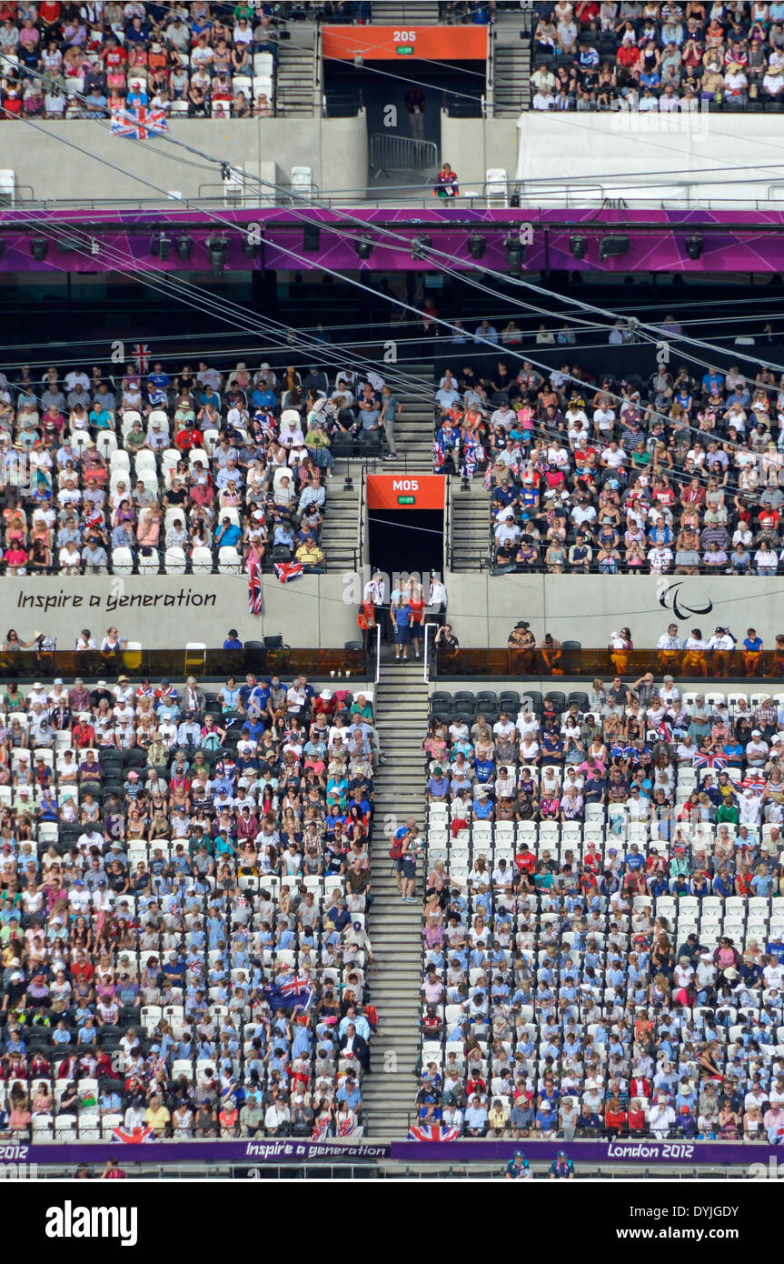 Zuschauer sitzen im Leichtathletikstadion London 2012 Olympic Park aus ArcelorMittal Orbit Tower Beobachtungsplattform während der Paralympischen Spiele in Großbritannien Stockfoto