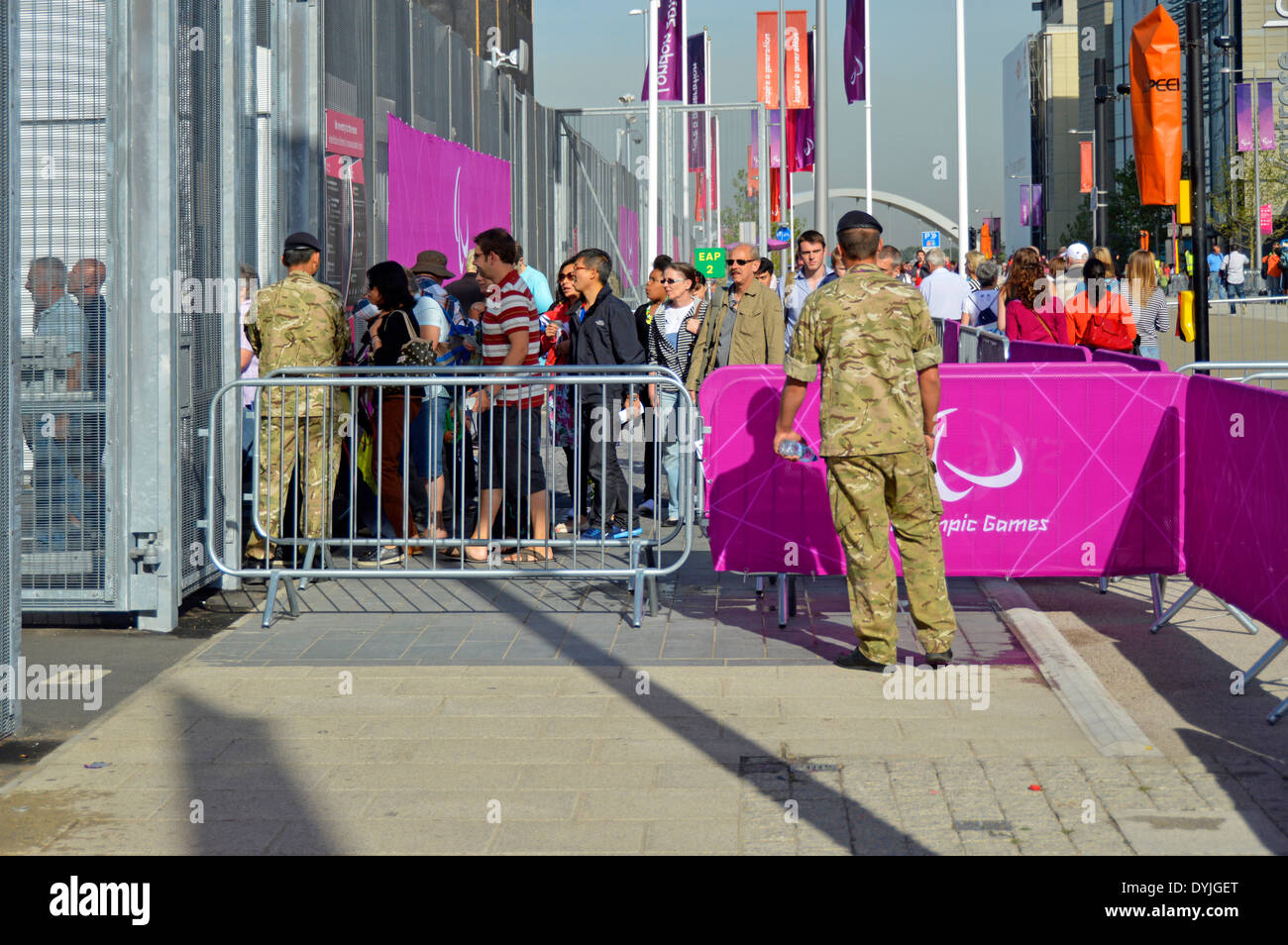 Britische Truppen auf Sicherheitsaufgaben in London 2012 Olympische Park Überwachung von Zuschauern, die Eingabe der wichtigsten Tore Stockfoto