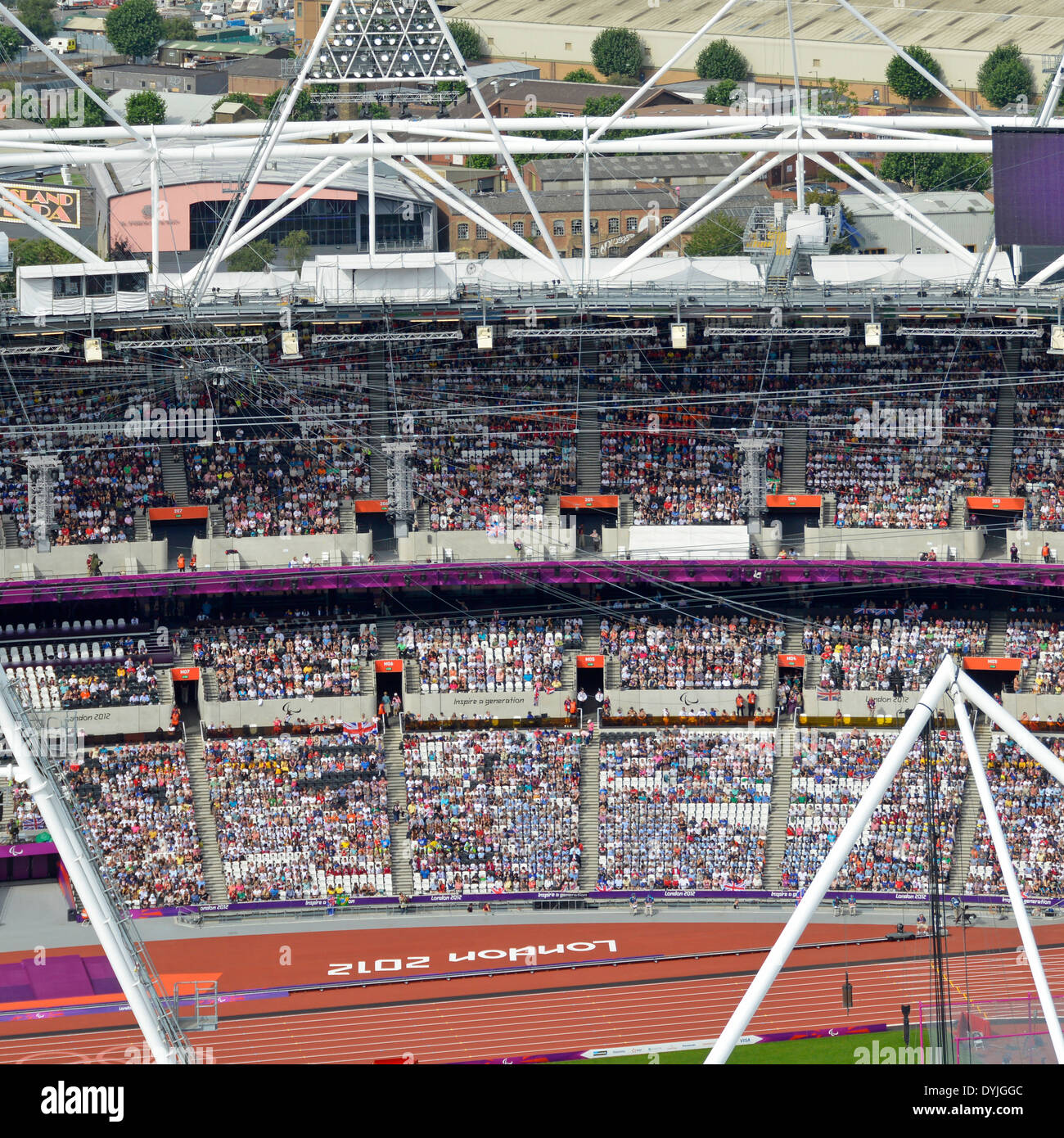 Zuschauer sitzen im Leichtathletikstadion London 2012 Olympic Park aus ArcelorMittal Orbit Tower Beobachtungsplattform während der Paralympischen Spiele in Großbritannien Stockfoto