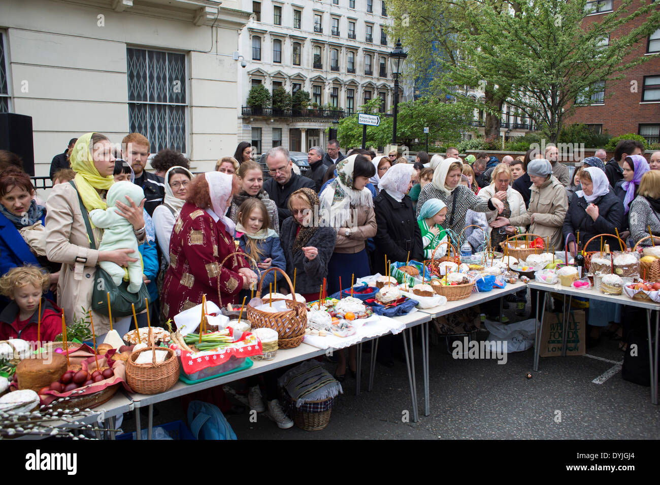 London, UK. Samstag, 19. April 2014. Osterfeier Raffung an der russisch-orthodoxen Kathedrale Kirche auf Ennismore Gärten im Westen Londons. An diesem Tag vor Ostern Sonntag Russen in ein religiöses Fest zu sammeln wo ihre bemalten Eiern; traditionelle Kuchen und andere Angebote sind gesegnet. Dann wird um Mitternacht zu Gott angeboten. Nichts ist in Retun in Bezug auf Glück erwarten. Bildnachweis: Michael Kemp/Alamy Live-Nachrichten Stockfoto