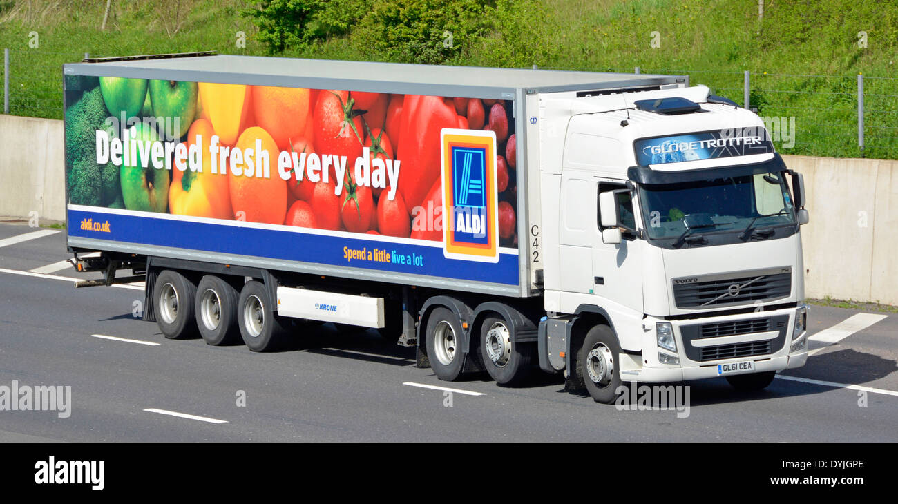 Aldi Supermarkt supply chain Lieferung Trailer & Volvo Lkw fahren entlang der Autobahn M25 frisch geliefert jeden Tag Anzeige Essex England Großbritannien Stockfoto
