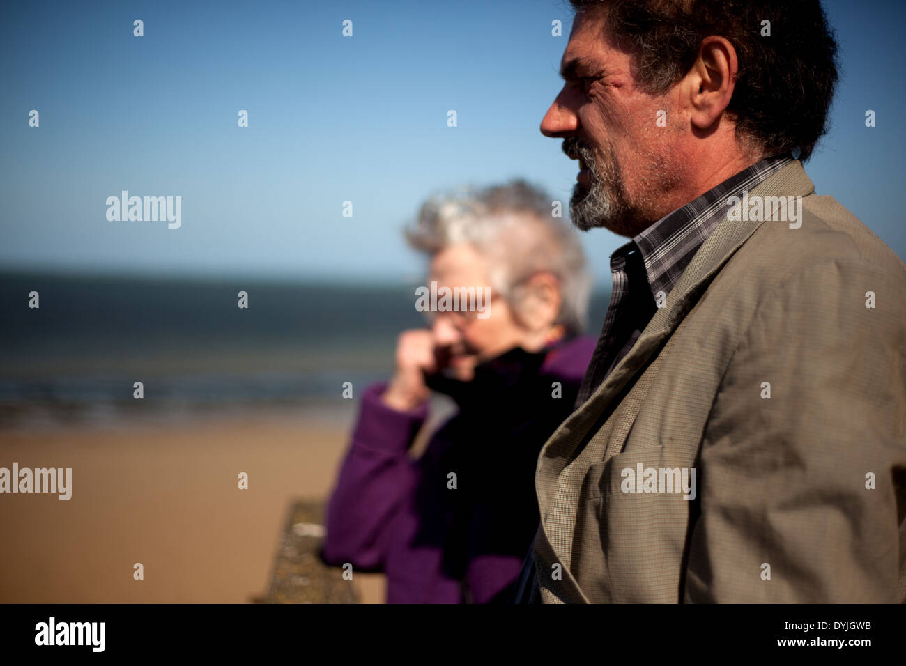 Alter mann am strand Fotos und Bildmaterial in hoher Auflösung Alamy