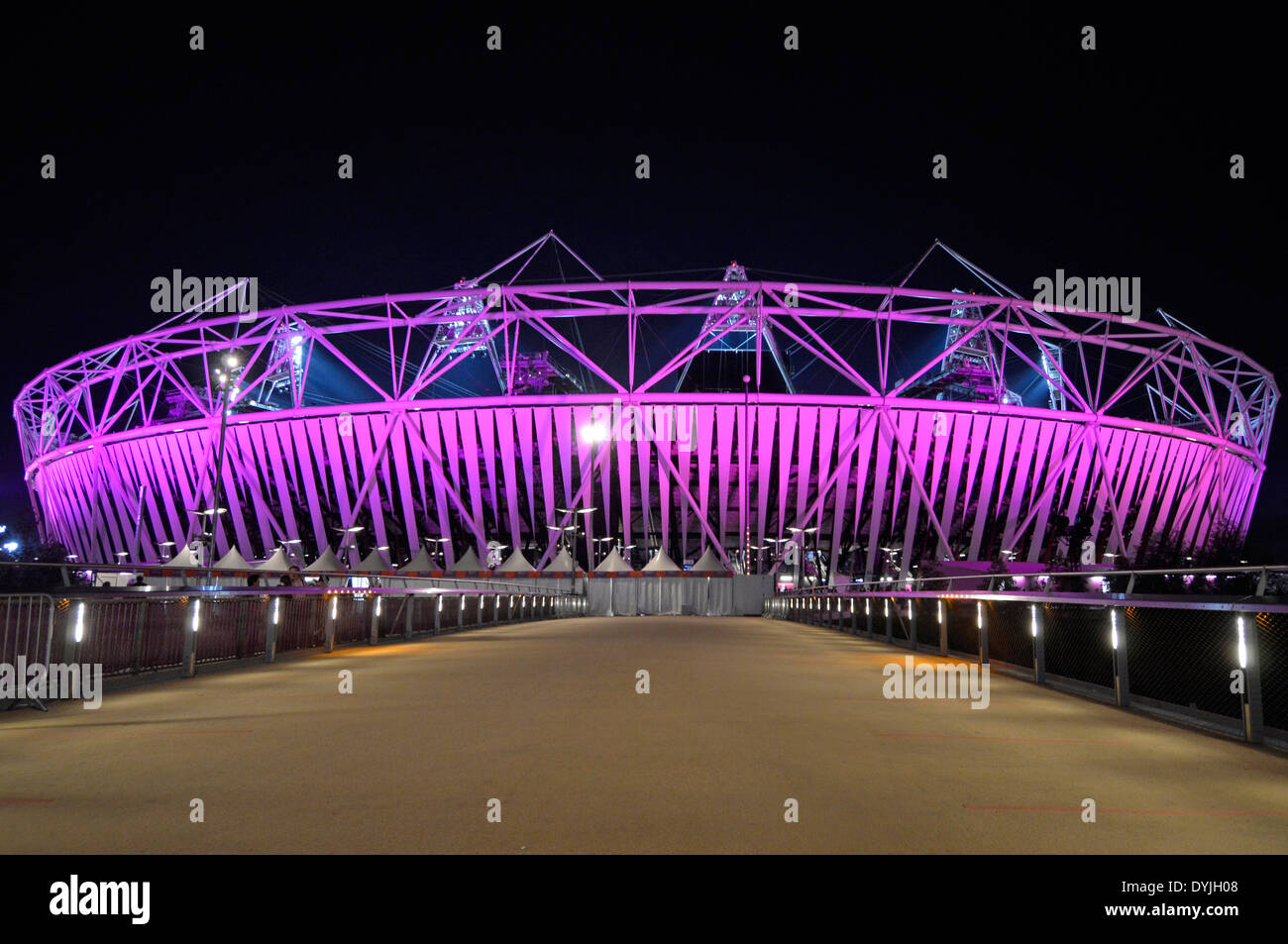 Nachtansicht des farbig beleuchtete London 2012 Olympische und Paralympische Spiele Hauptstadion Stockfoto