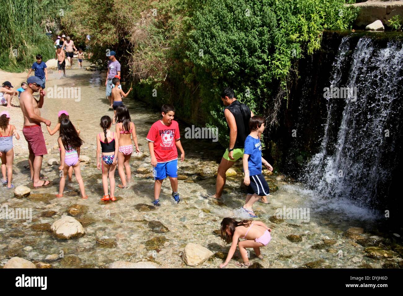 Jericho, Wadi Kelt. 19. April 2014. Touristen genießen den Frühling Ein Fara, die obere Feder des Wadi Kelt, im Nahal Prat Naturschutzgebiet in der Nähe von der Westbank-Stadt Jericho am 19. April 2014. Wadi Kelt ist ein Tal laufen West nach Ost durch die Judäische Wüste im Westjordanland, mit Ursprung in der Nähe von Jerusalem und in der Nähe von Jericho zu beenden. © Mamoun Wazwaz/Xinhua/Alamy Live-Nachrichten Stockfoto