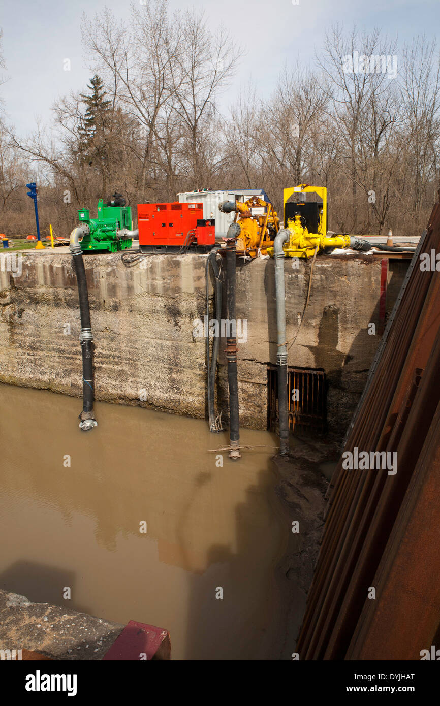 Champlain Canal ist Teil des New York State Kanalsystem, das ist Lock C6 in Fort Miller, New York, während Operationen Baggerarbeiten. Stockfoto