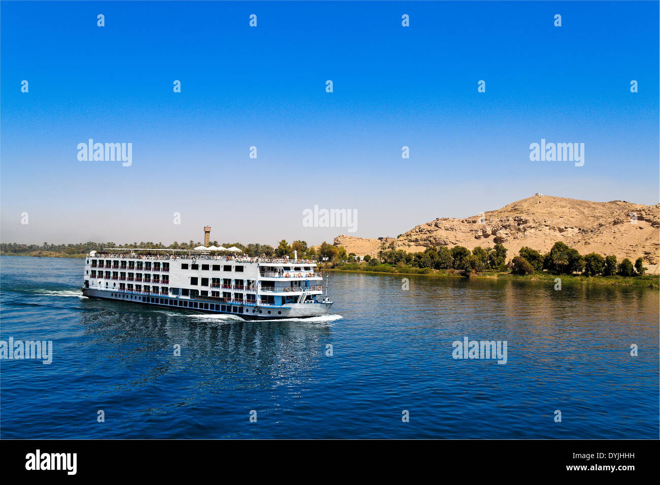 Eine Kreuzfahrt auf dem Nil ist häufig Bestandteil einer Reise nach Ägypten, Eine Kreuzfahrt Auf Dem Nil; Kreuzfahrtschiff; Stockfoto