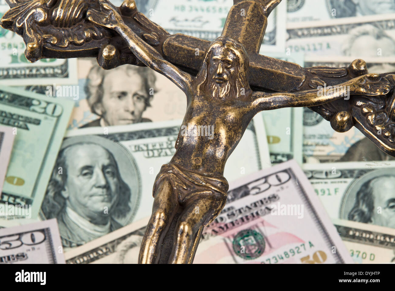 Viele Dollar Geldscheine Und Kreuz / viele Dollar fakturiert und Kreuz, Viele Dollar Geldscheine Und Kreuz; Jesus; Stockfoto