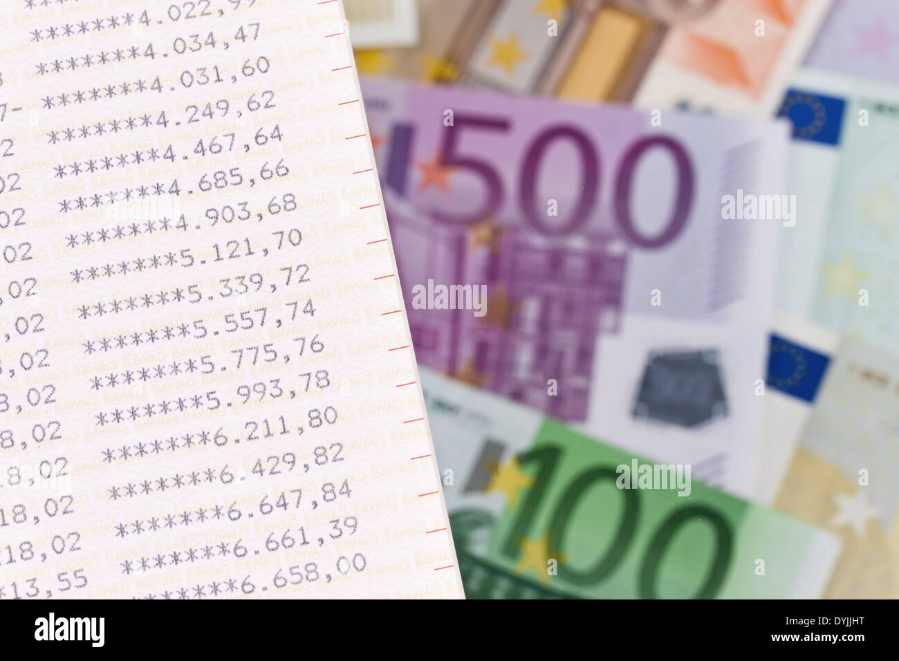 Viele Euro-Geldscheine Mit Sparbuch / viele Euro-Banknoten mit Einsparungen, Euro-Geldscheine Mit Sparbuch / Kontoauszug Stockfoto