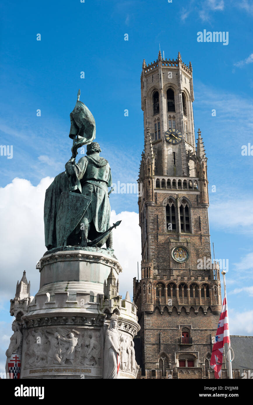 Auf der linken Seite ist eine Statue von Jan Breydel und Pieter de Coninck im Markt (Marktplatz) in der Altstadt von Brügge, ein UNESCO-Weltkulturerbe. Die zwei Männer, ein Weber und Metzger, half Blei eine flämische Rebellion gegen die Besatzungsmacht Franzosen in der Schlacht der Goldenen Sporen am 11 Juli 1302. Auf der rechten Seite, im Hintergrund ist der berühmte Belfried (Glockenturm). Stockfoto