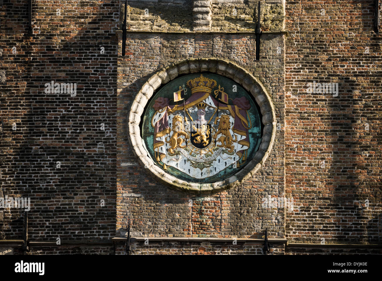 Ein königliches Siegel auf der Vorderseite des Glockenturms (Glockenturm) im Markt (Marktplatz) in der Altstadt von Brügge, ein UNESCO-Weltkulturerbe. Stockfoto