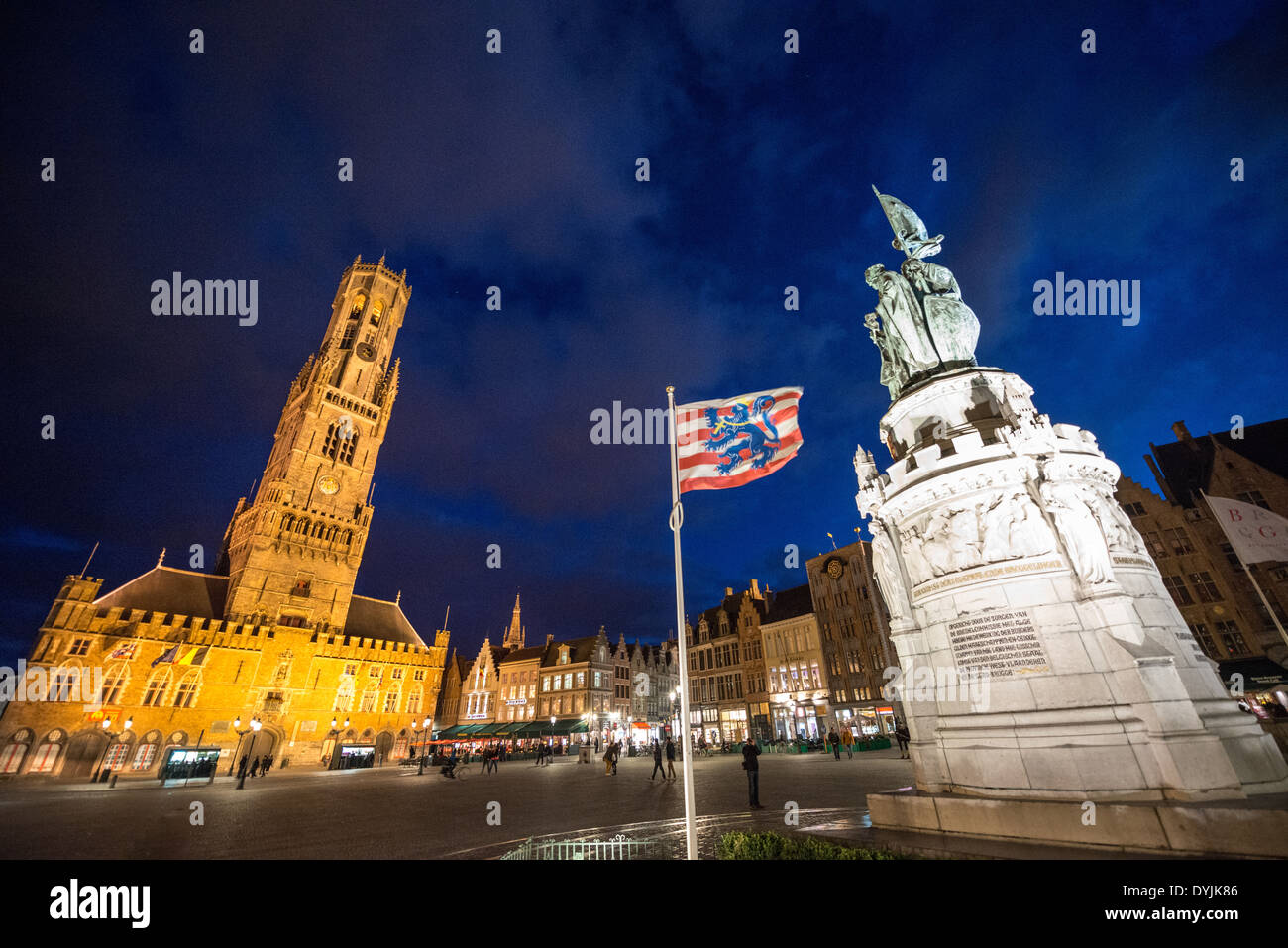 Marktplatz Glockenturm Brügge Belgien // BRÜGGE, Belgien – der Markt ist ein Anker im historischen Zentrum von Brügge, das zum UNESCO-Weltkulturerbe gehört. Der mittelalterliche Glockenturm, der im 15. Jahrhundert fertiggestellt wurde, erhebt sich auf der linken Seite des Platzes. Rechts steht eine prominente Statue, die an die flämischen Helden Jan Breydel und Pieter de Coninck erinnert, die Anführer des Aufstands gegen die französische Herrschaft von 1302. Stockfoto