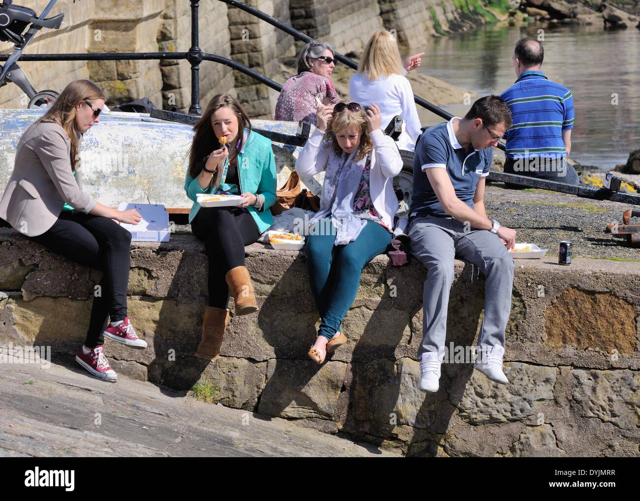 19.04.14, Millport, Isle of Cumbrae, Schottland. Ostern Wochenende Wetter. Urlauber genießen feine Ostern Sonnenschein in Millport auf der Isle of Cumbrae. Bildnachweis: Douglas Carr/Alamy Live-Nachrichten Stockfoto