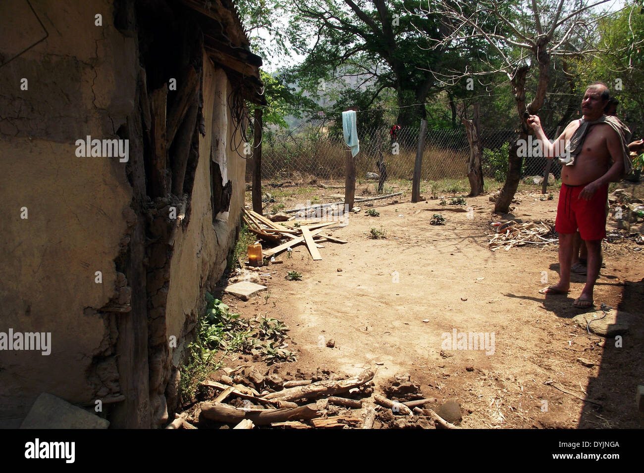 Guerrero, Mexiko. 19. April 2014. Ein Mann schaut den Schaden in seinem Haus nach dem Erdbeben am Freitag in Tecpan de Galeana, Guerrero, südlich von Mexiko, am 19. April 2014. Mindestens zwei Autobahnbrücken nach dem Erdbeben der Stärke 7,2 auf der Richterskala beschädigt wurden, die aufgetreten sind Freitag Morgen in Südmexiko, berichtet der Unterstaatssekretär des Zivilschutzes des Bundesstaates Guerrero. © Edgar de Jesus Espinoza/Xinhua/Alamy Live News Stockfoto