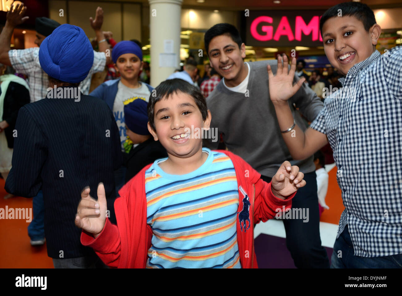 London, UK. 19. April 14: jung und alt Mitglied in den Tänzen auf Vaisakhi 2014 bei der Exchange-Ilford in London. Foto: siehe Li/Alamy Live News Stockfoto