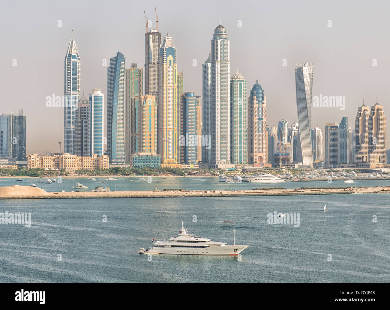 Blick auf Dubai Marina von Palm Jumeirah, Vereinigte Arabische Emirate Stockfoto