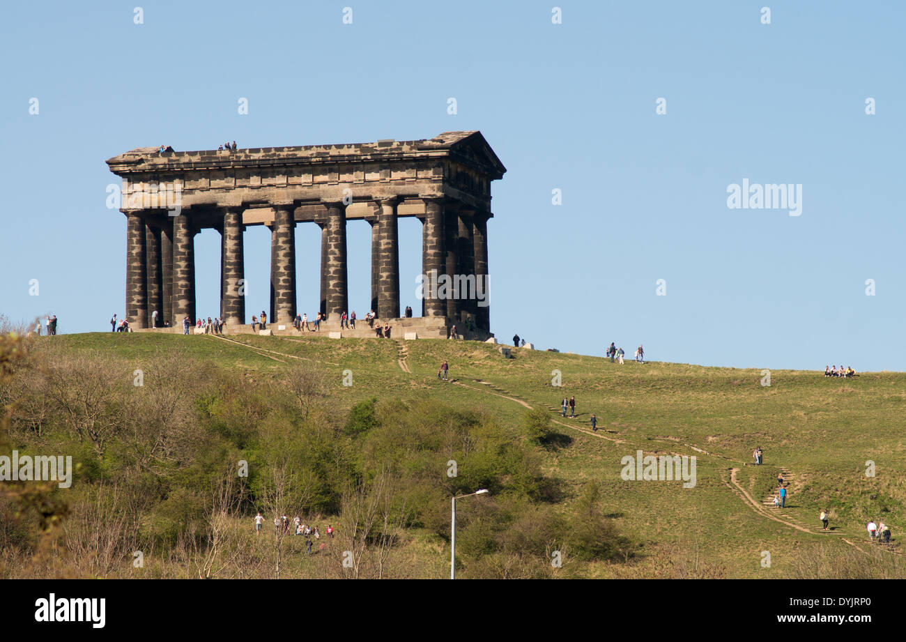 Menschen zu Fuß bis Penshaw Hill Ostern Wochenende Sunderland North East England Großbritannien Stockfoto