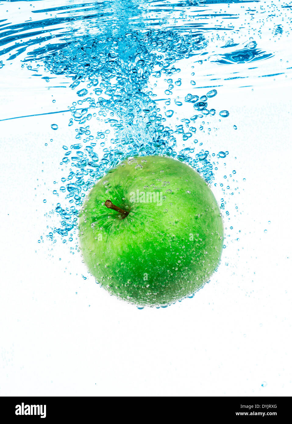 Frischer grüner Apfel im klaren Wasser auf weißem Hintergrund. Stockfoto