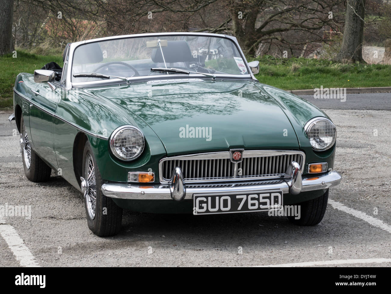 Einen klassischen British Racing Green 1966 MG-B Roadster Sportwagen in North Yorkshire England UK Stockfoto