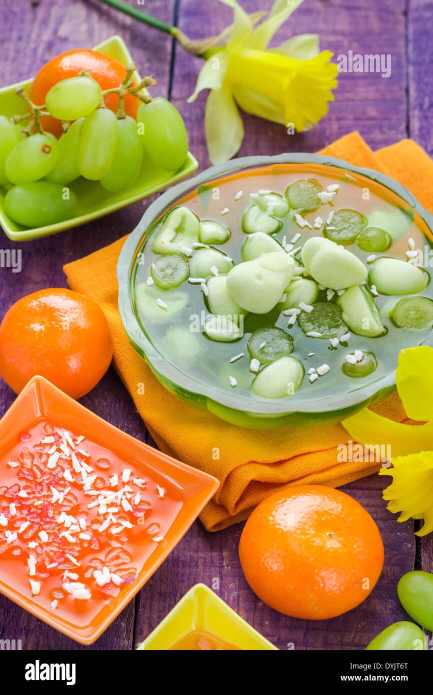 Leckere Fruchtgummi mit Stücken von Trauben Stockfoto