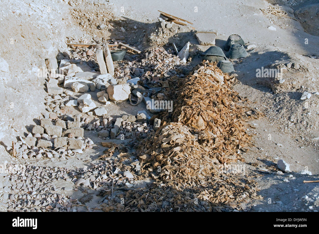 Luxor Westbank: Reste der Mumien aus einem Grab. Stockfoto