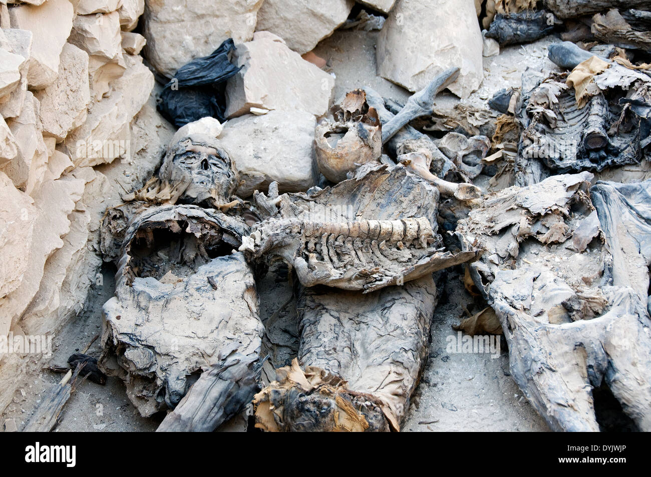 Luxor West Bank, bleibt der Mumien aus einem Grab. Stockfoto