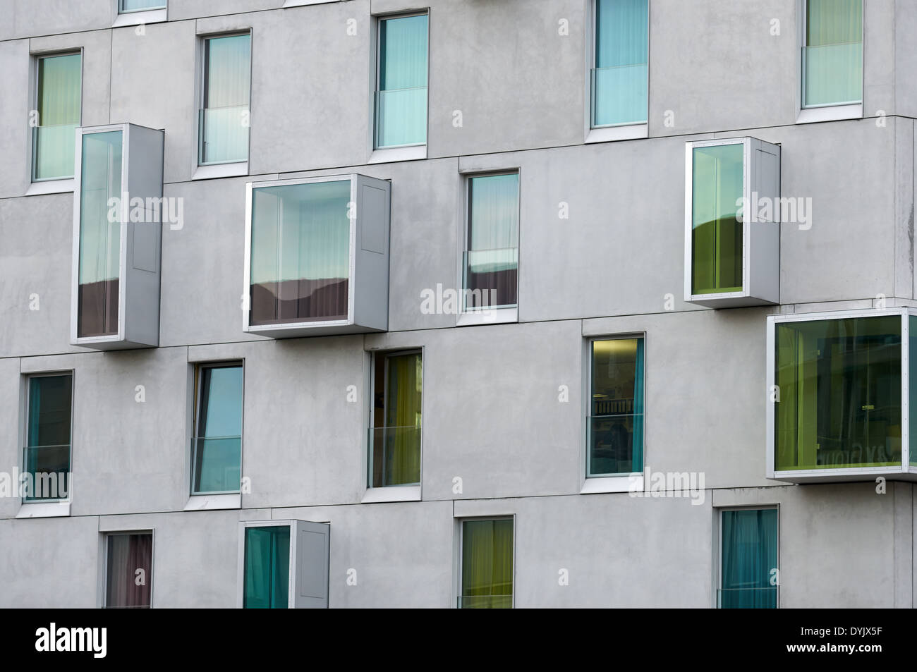 Windows in einem modernen hotel Stockfoto