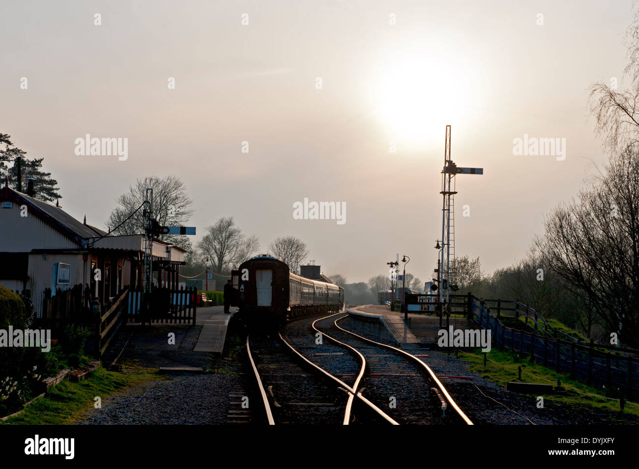 Sonnenuntergang auf dem Kent und East Sussex Railway, mit einem Zug Northiam Bahnhof Stockfoto