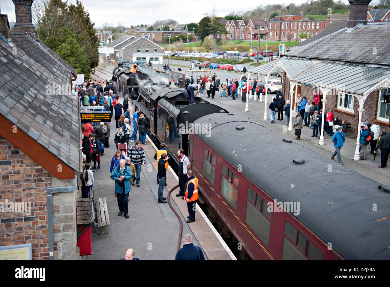 Eine doppelte Leitung geschleppt Charta Dampfzug im Bahnhof von Llandrindod Wells, aufs Herz von Wales, UK Stockfoto