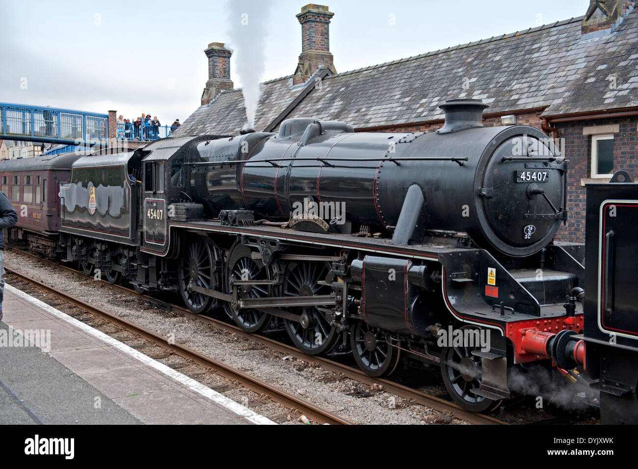 Ein Dampf geschleppt Charterzug am Bahnhof Llandrindod Wells, aufs Herz von Wales, UK Stockfoto