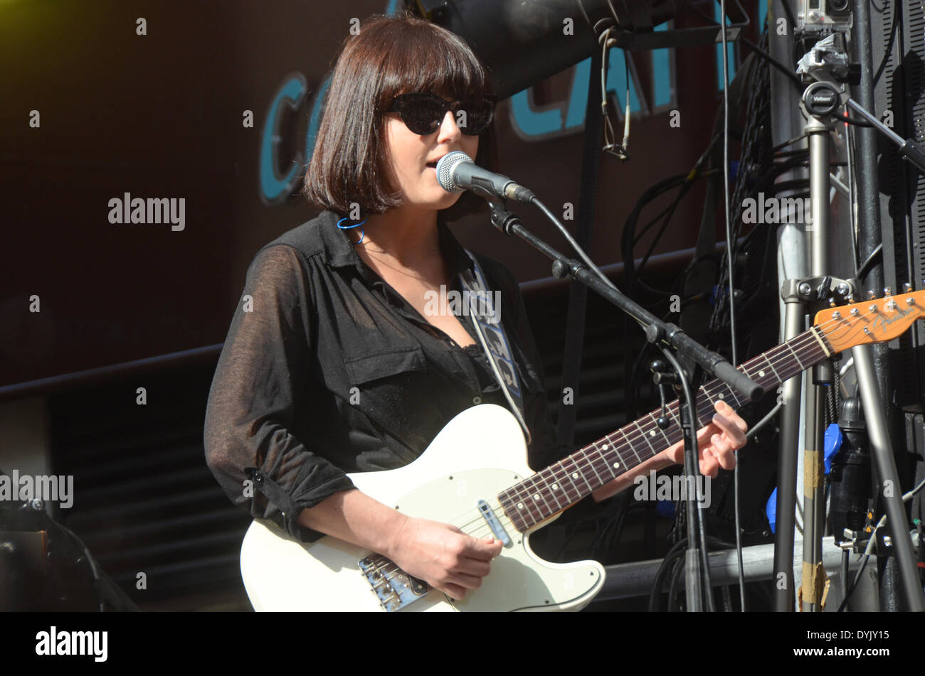 Soho, London, UK. 19. April 2014.  Die September-Mädchen durchgeführt einen live-Gig in Berwick Street im Herzen von Red Light District in Soho in London im Rahmen des Record Store Day. Das Gebiet ist Heimat von vielen Läden Vinyl-Schallplatten. Bildnachweis: JOHNNY ARMSTEAD/Alamy Live-Nachrichten Stockfoto