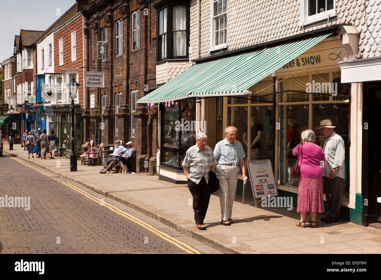 Großbritannien, England, East Sussex, Roggen, Shopper in der High Street Stockfoto