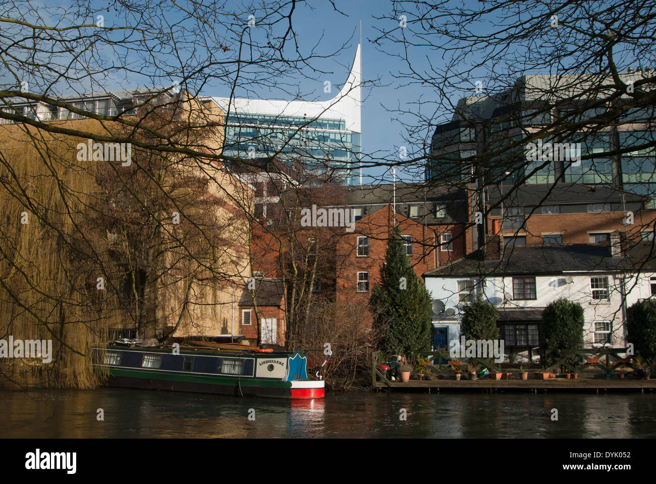 City of Reading Waterfront mit Narrowboat und Hütten auf dem Kennet & Avon Kanal, The Blade im Hintergrund, Berkshire, UK Stockfoto