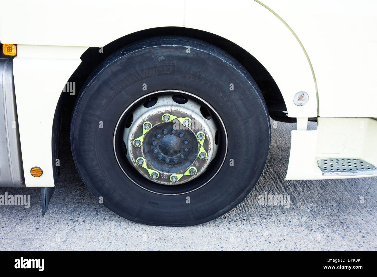 Radmutter Marker auf einem LKW, sind eine visuelle Anleitung zu prüfen, ob die Wheelnuts nicht locker gearbeitet haben. Stockfoto