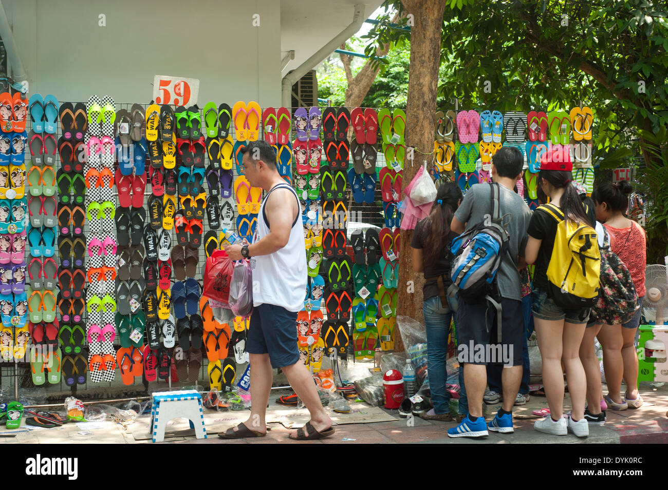 Bangkok, Thailand - Chatuchak Market Flip Flop Shop Stockfoto