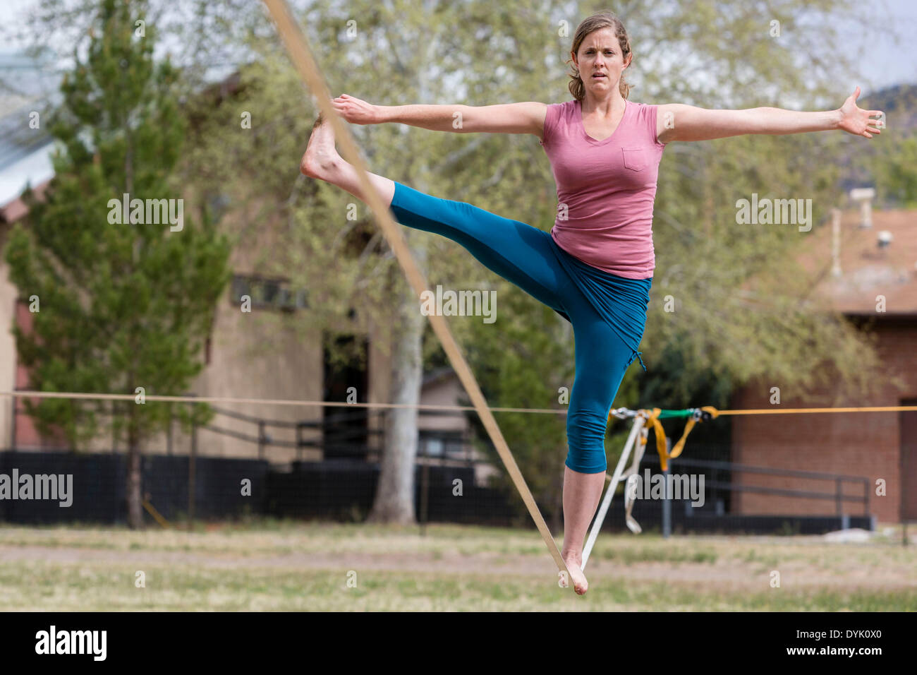 Patagonien, Arizona, USA. 19. April 2014. LAURA FIEBERG Praktiken Slacklinen Techniken in einem unbenannten Park in Patagonien, Arizona, auf Samstag, 19. April 2014. Slacklinen ist der Sport des Gehens eine kleine, flache Nylon-Seil zwischen zwei Punkten. FIEBERG besitzt die "Chip & Laura" Yoga-Studio mit ihrem Ehemann, CHIP, in Patagonien, einer Stadt mit rund 900 Einwohnern südlich von Tucson, nahe der Grenze zu Mexiko. Das Gebiet ist ein beliebtes Vogelbeobachtung. Tracy Barbutes/ZUMAPRESS.com/Alamy © Live-Nachrichten Stockfoto