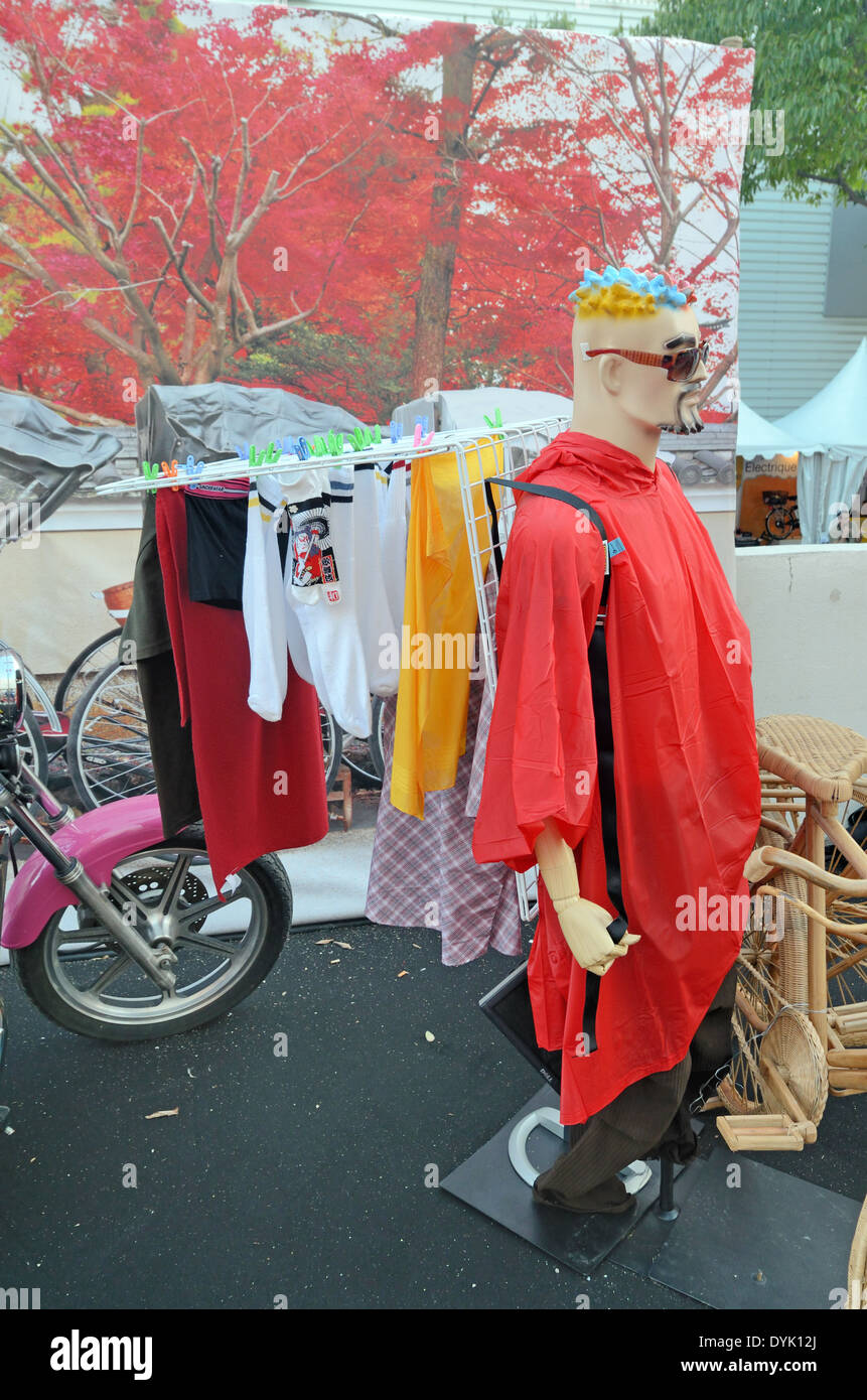 Dummy tragen eine tragbare Kleidung trockener durchgeführt wie ein zurück Pack A nutzlos japanische-Objekt als Chindogu bekannt Stockfoto