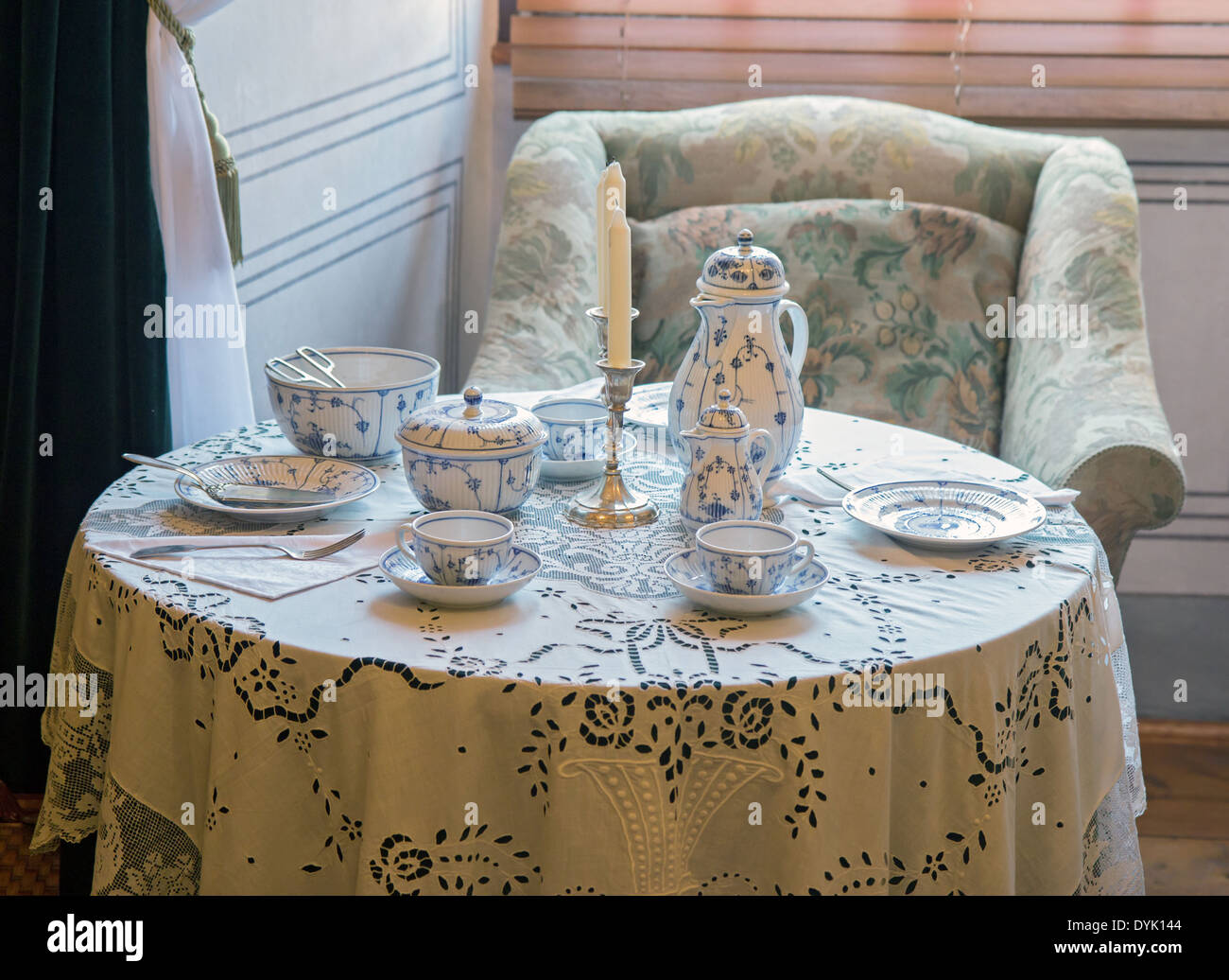 historische Tee-Service im Salon von Schloss Cesky Krumlov Stockfoto