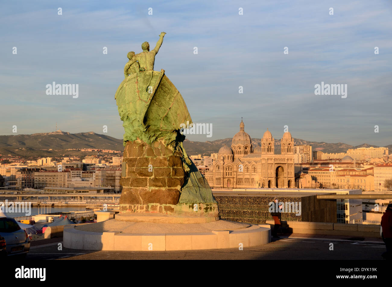 Sailors Monument oder Denkmal in Pharo Park am Eingang zum Vieux Port und Blick auf die Kathedrale von Marseille Marseille oder Marseille Frankreich Stockfoto