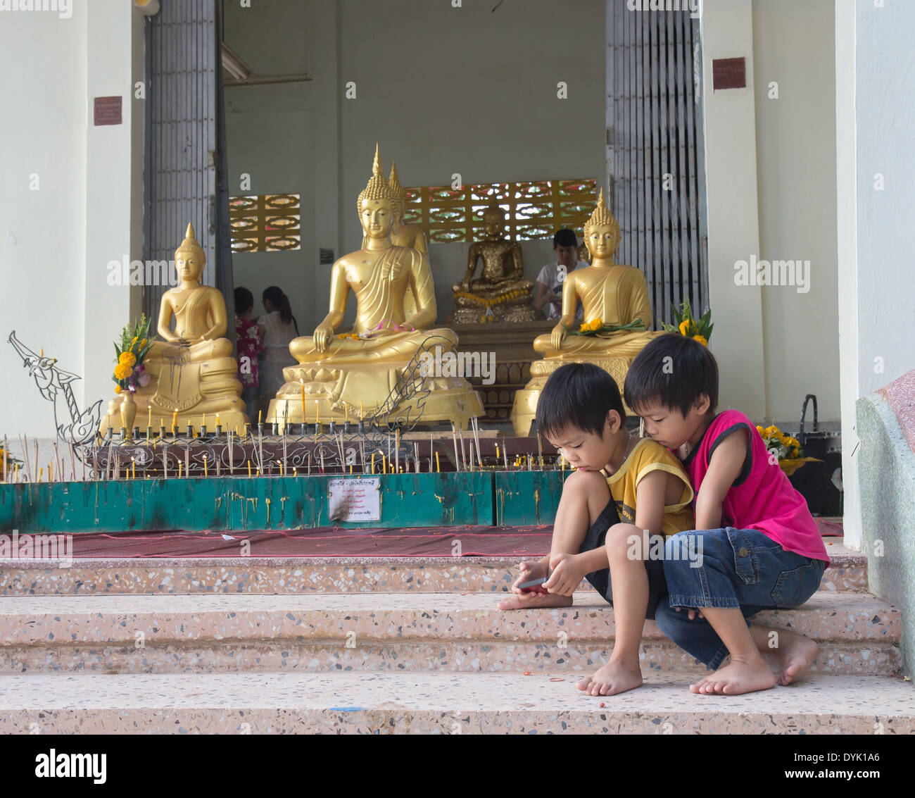 zwei Konzentration Jungs spielen eine Spiel in einem buddhistischen Kloster Stockfoto