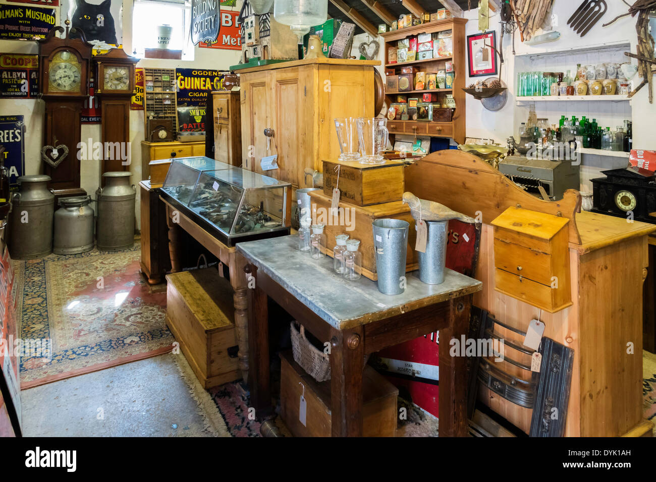 Innenraum von einem ländlichen Antiquitätengeschäft mit einer Sammlung von alten Bauernhof, Geschirr und Holzbearbeitung Werkzeuge Stockfoto