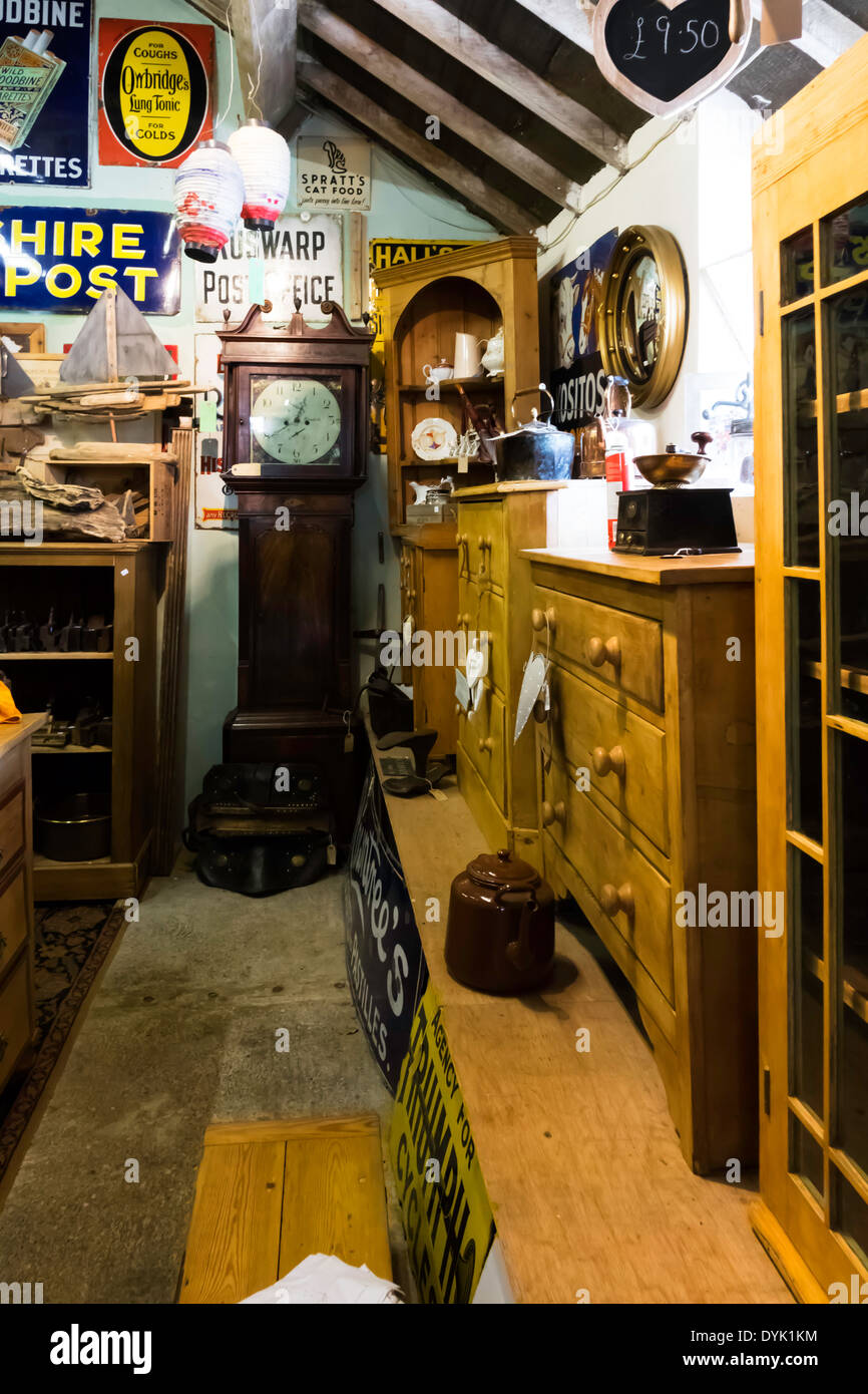 Innenraum von einem ländlichen Antiquitätengeschäft mit einer Sammlung von alten Bauernhof, Geschirr und Holzbearbeitung Werkzeuge Stockfoto