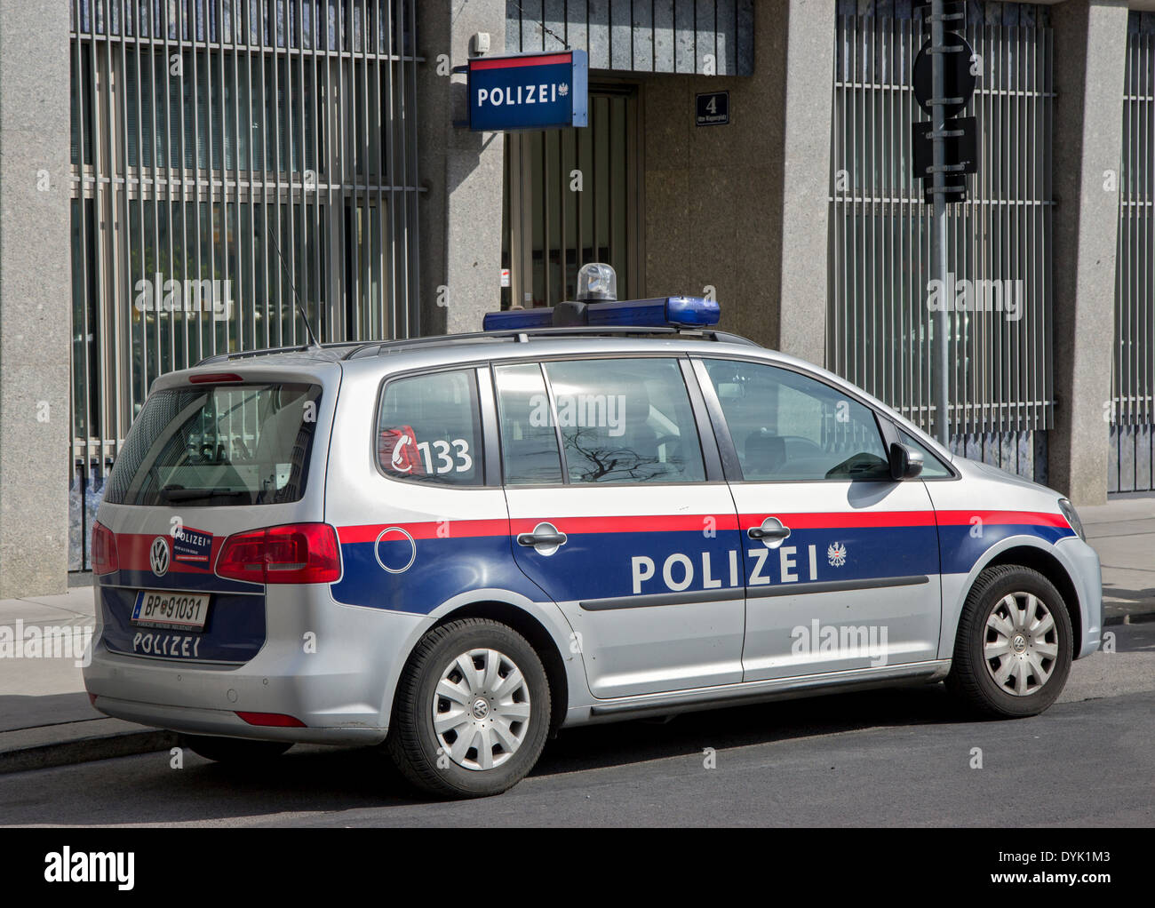 Ein Polizeiauto vor der Polizeistation Stockfoto