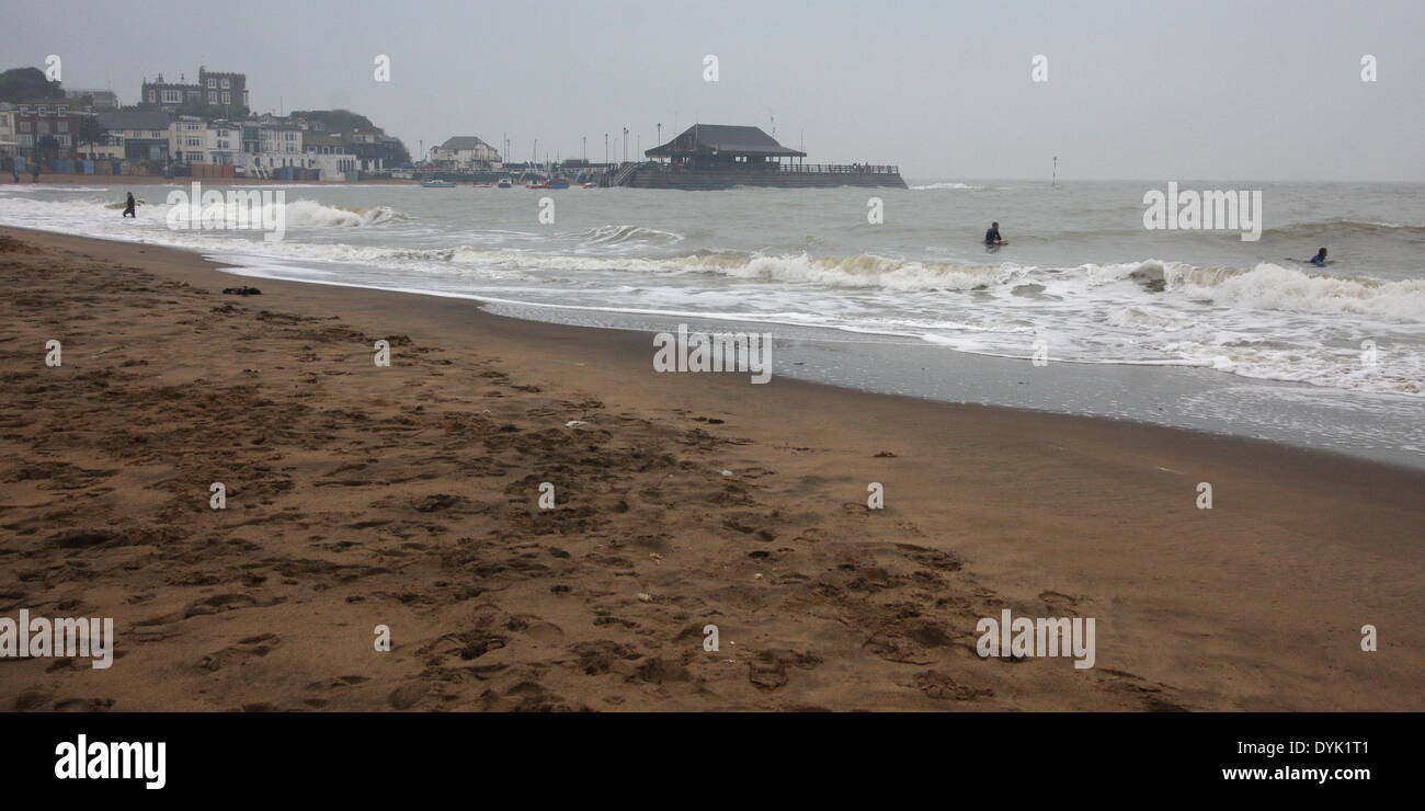 Broadstairs, Kent, UK. 20. April 2014. Surfer, die das Beste aus der schlechten UK Wetter in Broadstairs, Kent - Ostern Sonntag, 20. April 2014 Credit: Stone Bay Fotografie/Alamy Live News Stockfoto