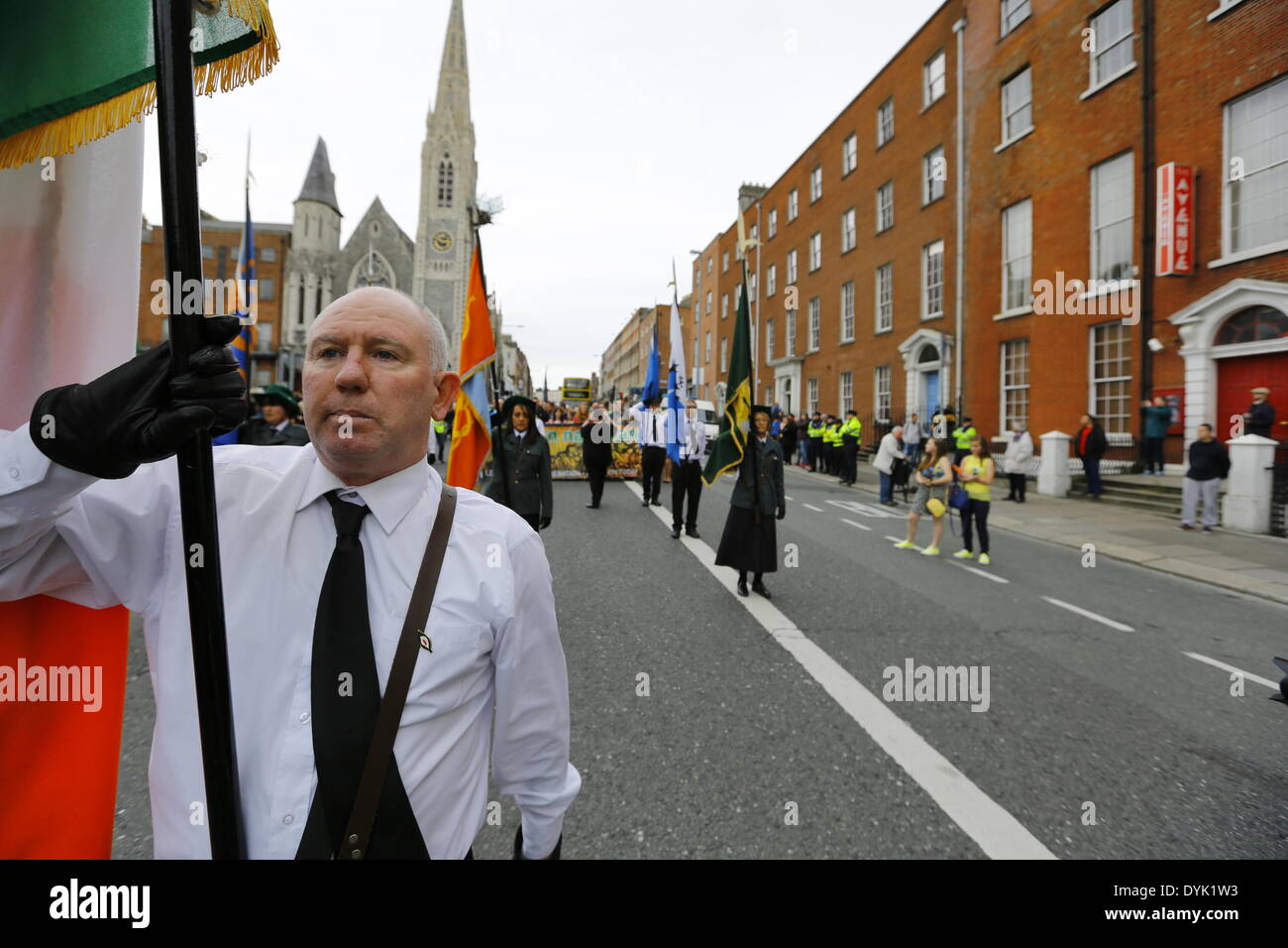 Dublin, Irland. 20. April 2014. Nahaufnahme Bild eines Mitglieds der Partei Sinn Féin Farbe. Sinn Féin Präsident Gerry Adams führte die Sinn Féin Gedenkfeier zum 98. Jahrestag der Osteraufstand von 1916. Die Partei Anhänger marschierten aus dem Garden of Remembrance, das General Post Office (GPO) für eine Rallye. Bildnachweis: Michael Debets/Alamy Live-Nachrichten Stockfoto
