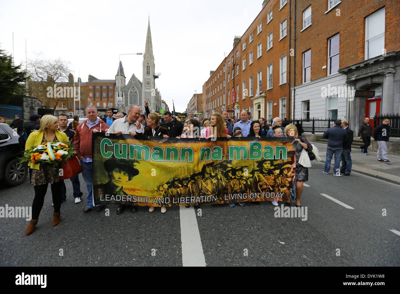 Dublin, Irland. 20. April 2014. Cumann Na mBan Banner führt den Marsch zum Gedenken. Sinn Féin Präsident Gerry Adams führte die Sinn Féin Gedenkfeier zum 98. Jahrestag der Osteraufstand von 1916. Die Partei Anhänger marschierten aus dem Garden of Remembrance, das General Post Office (GPO) für eine Rallye. Bildnachweis: Michael Debets/Alamy Live-Nachrichten Stockfoto