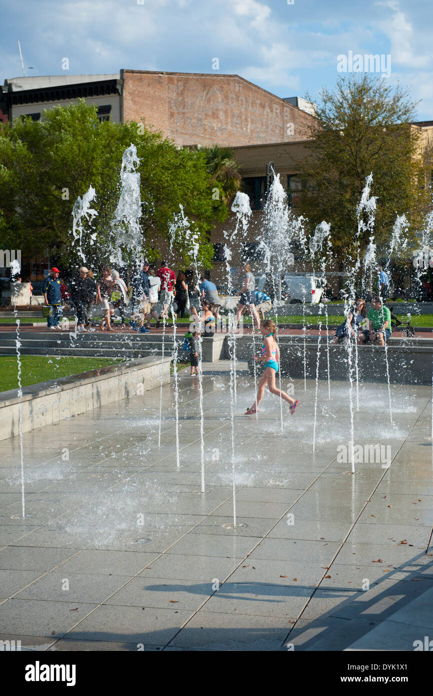 USA-Georgia GA Savannah Ellis Square und Brunnen - Familien genießen das schöne Wetter und die Kinder laufen durch das Wasser Stockfoto