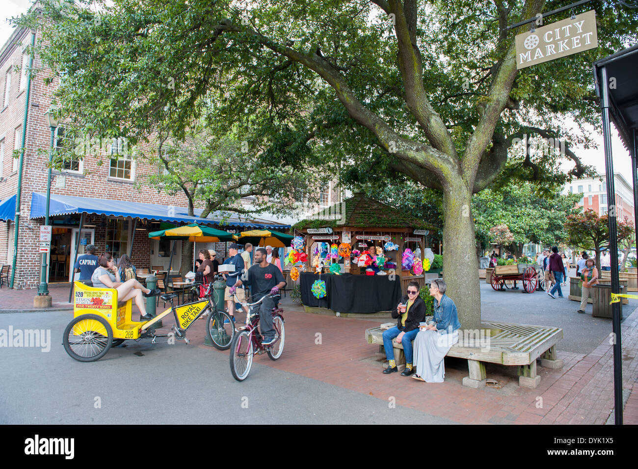 USA Georgia GA Savannah Stadtmarkt Menschen genießen im freien Wandern und Radfahren Stockfoto