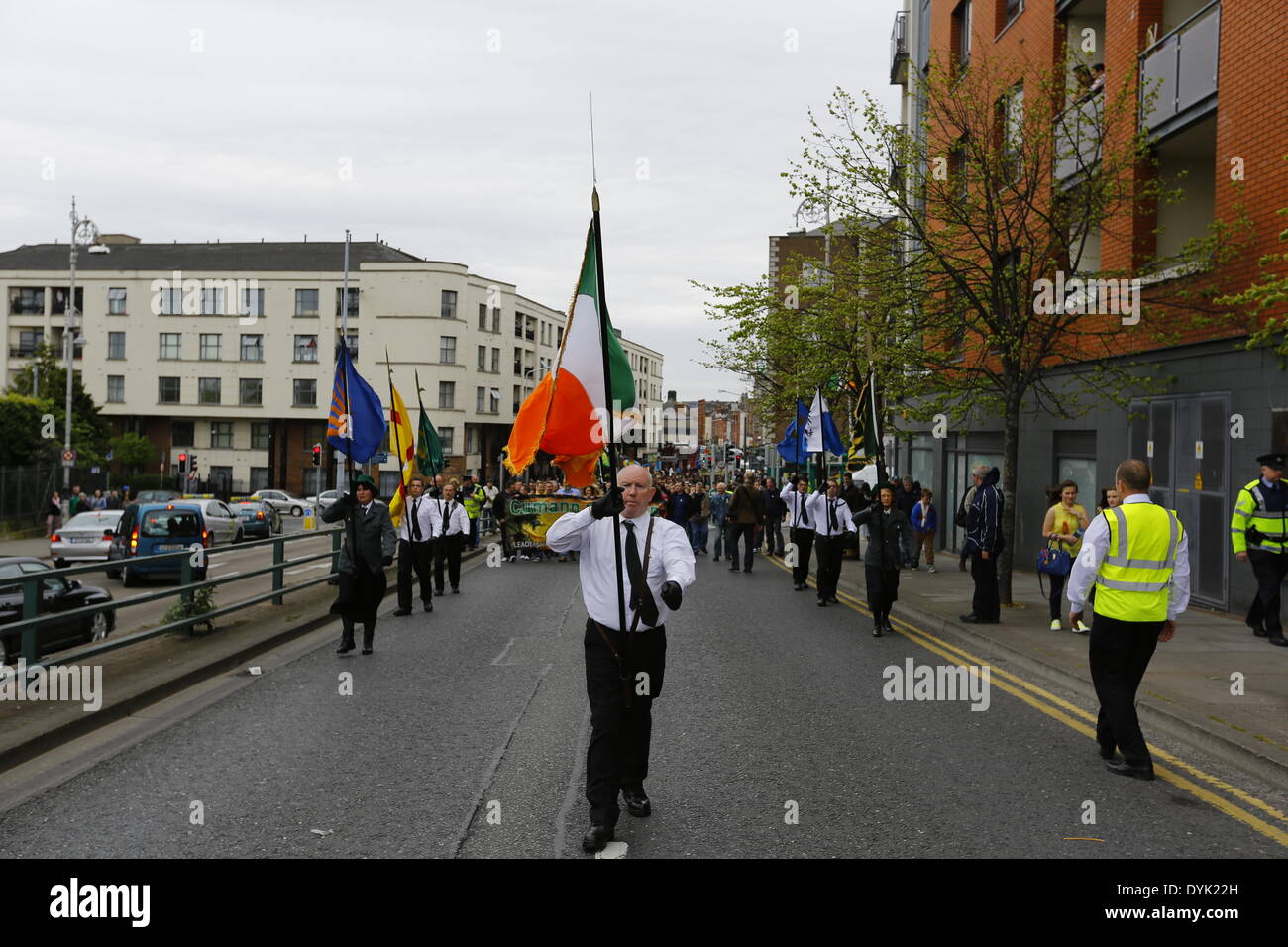 Dublin, Irland. 20. April 2014. Gedenken-März ist unter der Leitung von einem Sinn Féin und Cumann Na mBan Partei Farbe. Sinn Féin Präsident Gerry Adams führte die Sinn Féin Gedenkfeier zum 98. Jahrestag der Osteraufstand von 1916. Die Partei Anhänger marschierten aus dem Garden of Remembrance, das General Post Office (GPO) für eine Rallye. Bildnachweis: Michael Debets/Alamy Live-Nachrichten Stockfoto