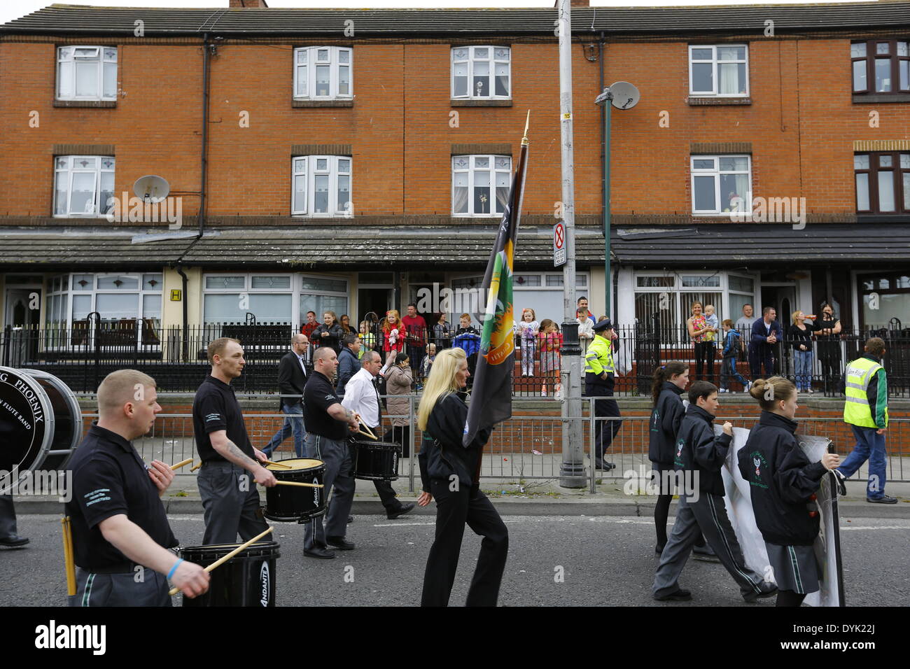 Dublin, Irland. 20. April 2014. Gedenken-März ist von der Bevölkerung in der Gegend, die es durchläuft beobachtet. Sinn Féin Präsident Gerry Adams führte die Sinn Féin Gedenkfeier zum 98. Jahrestag der Osteraufstand von 1916. Die Partei Anhänger marschierten aus dem Garden of Remembrance, das General Post Office (GPO) für eine Rallye. Bildnachweis: Michael Debets/Alamy Live-Nachrichten Stockfoto
