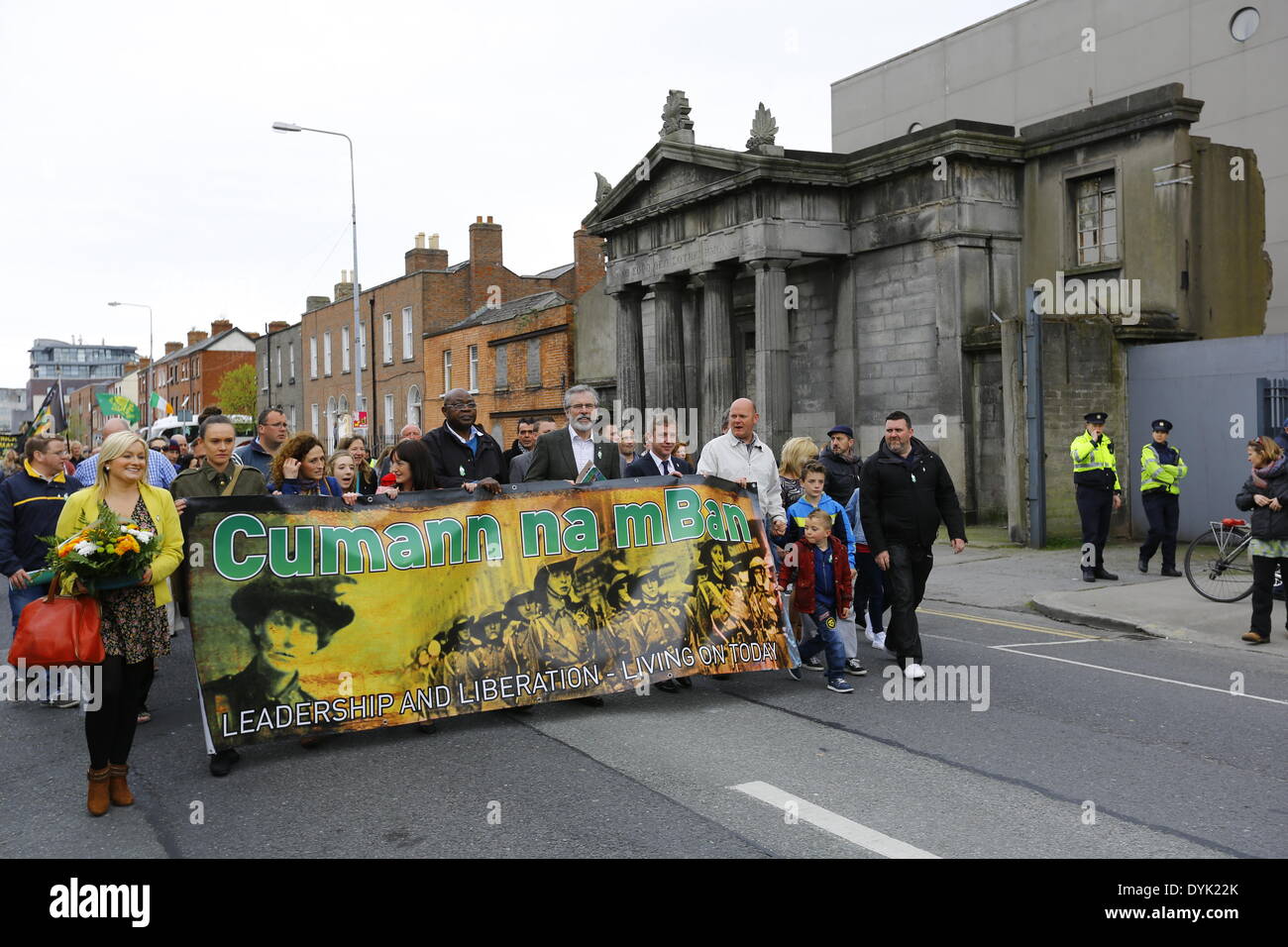 Dublin, Irland. 20. April 2014. Die Gedenkfeier März vergeht das Grab von Matt Talbot. Sinn Féin Präsident Gerry Adams führte die Sinn Féin Gedenkfeier zum 98. Jahrestag der Osteraufstand von 1916. Die Partei Anhänger marschierten aus dem Garden of Remembrance, das General Post Office (GPO) für eine Rallye. Bildnachweis: Michael Debets/Alamy Live-Nachrichten Stockfoto